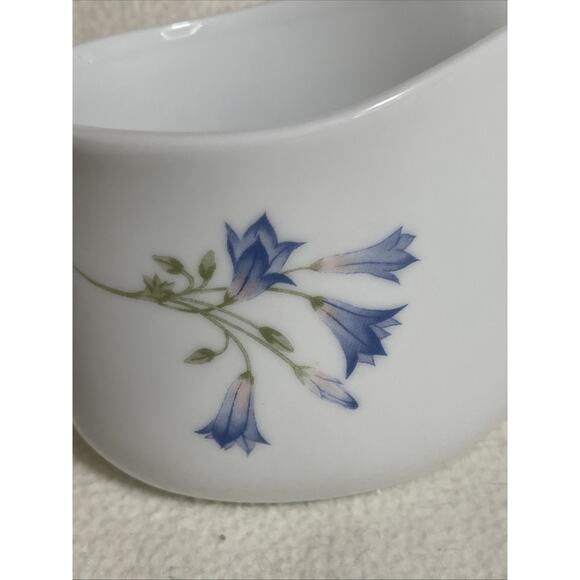 Beautiful Corning Blue Dusk Flower Designed Handled Gravy Boat - Picture 2 of 7